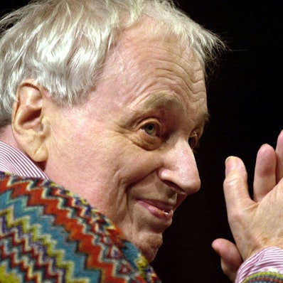 ARCHIV - Einer der berühmtesten Komponisten der Gegenwart, der österreichische Komponist György Ligeti, ist im Alter von 83 Jahren gestorben (Archivfoto vom 13.09.2003). Dies berichtete die Nachrichtenagentur APA am Montag (12.06.2006) unter Berufung auf Ligetis Musikverlag Schott Music. Zunächst wurde nicht bekannt, wann und wo der aus Ungarn stammende Ligeti gestorben ist. Ligeti lebte zuletzt in Wien und Hamburg. Foto: Alexander Rüsche +++(c) dpa - Bildfunk+++