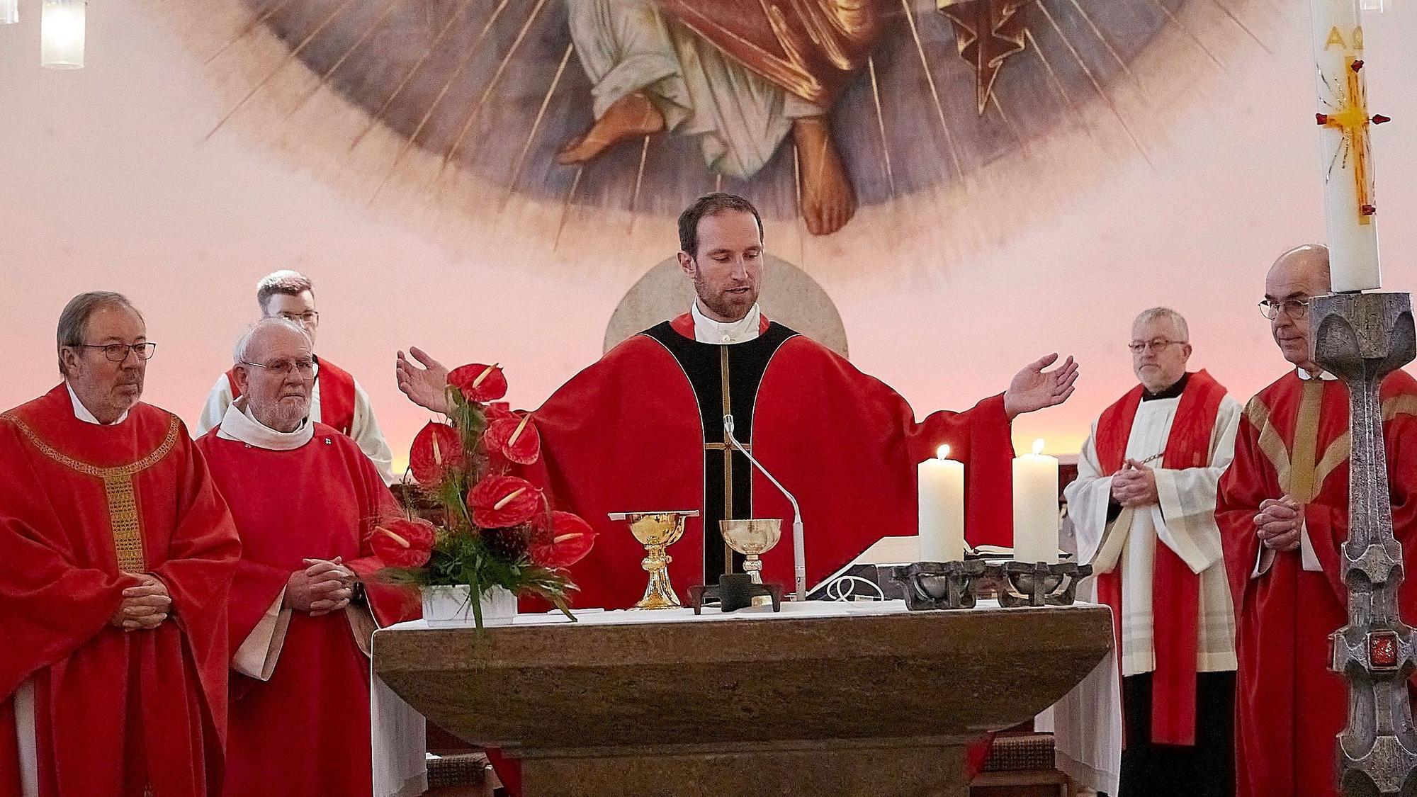 Das Bild zeigt mehrere Priester am Alter einer katholischen Kirche.