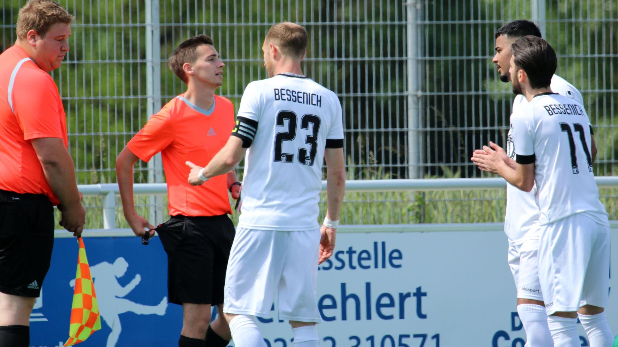 Der Schiedsrichter greift an seine Gesäßtasche. Moritz Hartmann (Nr. 23) diskutiert, Coskun Celik (Nr. 11) fleht um Gnade.
