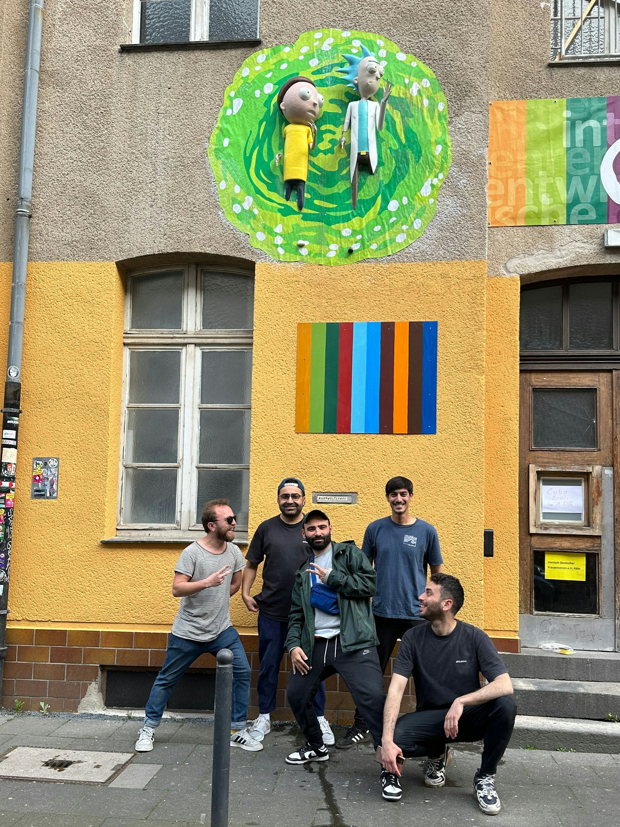 Lemi Karaca (l.), Aytekin Gezici, Doğukan Güngör, Yasar Fidan und Ufuk Emin Akengin (r.) stehen vor dem Allerweltshaus in Köln-Ehrenfeld.