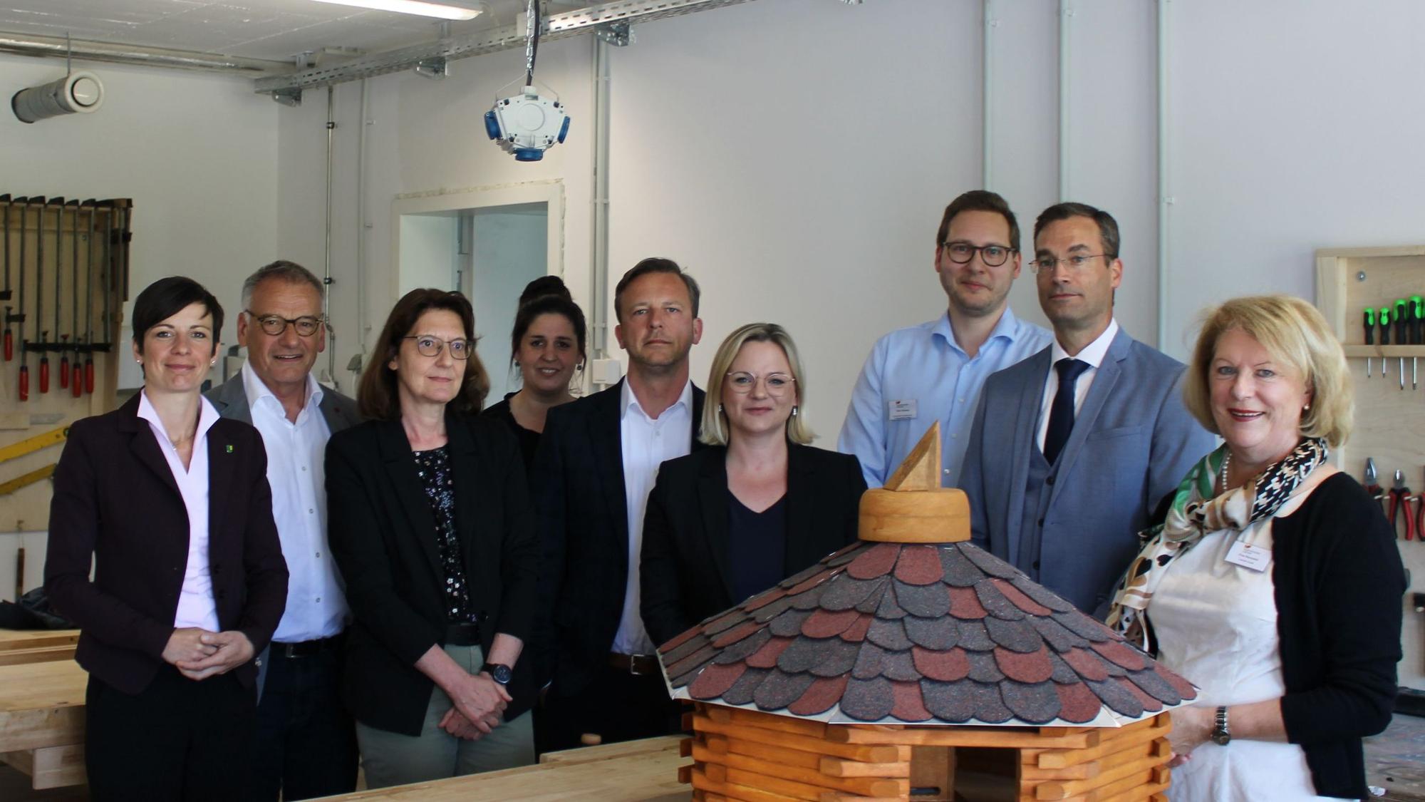 Das Foto von der Eröffnung der Fachklinik zeigt Bürgermeisterin Carolin Weitzel, Dr. Peter Herrmann (Telos), Christiane Neumann (Rentenversicherung Rheinland), Charlotte Hicking (Telos), Martin Kaban (Telos), Wiebke Herrmann (Telos), Matthias Klanten (Telos), Carsten Fechner (RV Rheinland) und Angela Baszenski (Telos).