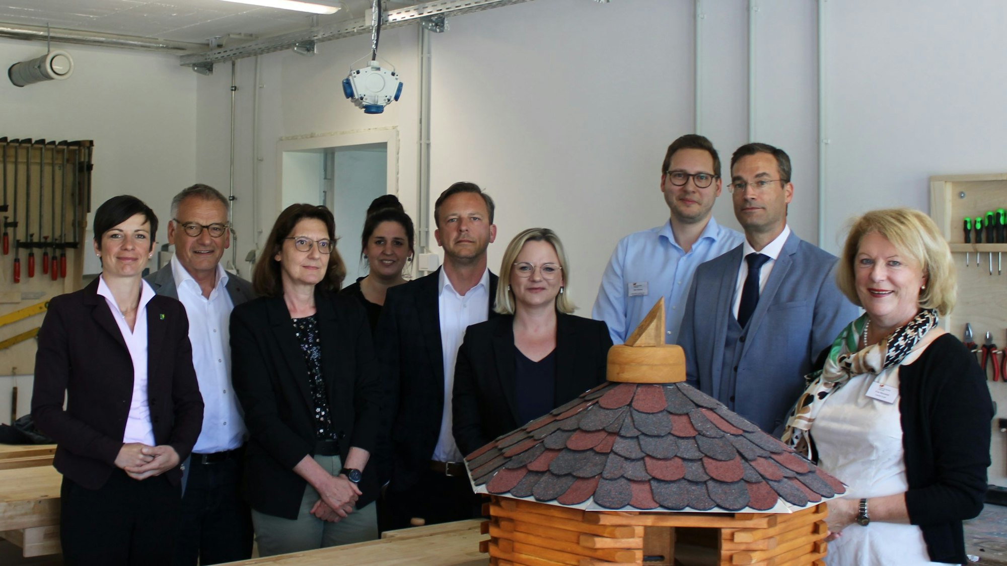Das Foto von der Eröffnung der Fachklinik zeigt Bürgermeisterin Carolin Weitzel, Dr. Peter Herrmann (Telos), Christiane Neumann (Rentenversicherung Rheinland), Charlotte Hicking (Telos), Martin Kaban (Telos), Wiebke Herrmann (Telos), Matthias Klanten (Telos), Carsten Fechner (RV Rheinland) und Angela Baszenski (Telos).