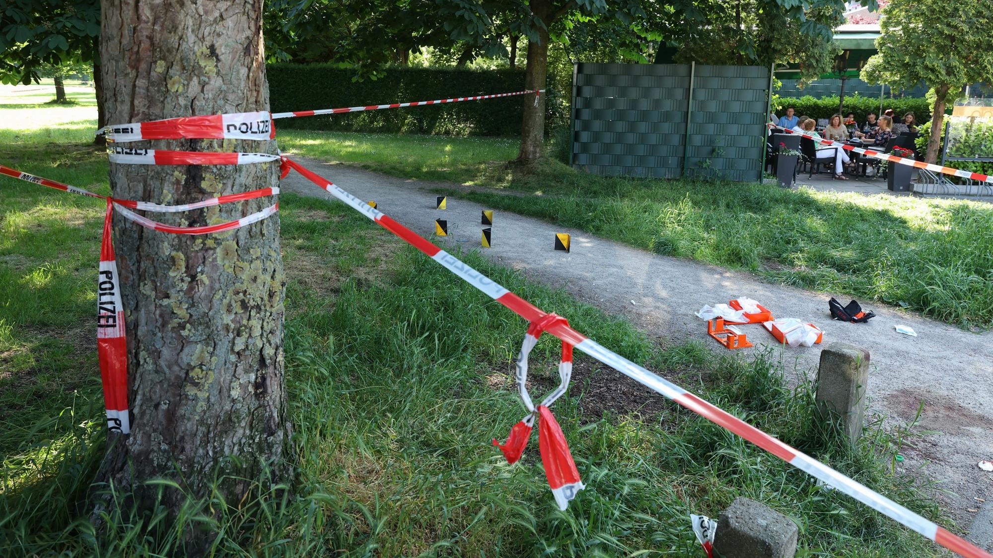 Mai 2023: Die Polizei sicherte Spuren des Verbrechens im Böcking-Park. Daneben saßen Menschen im Brauhaus.