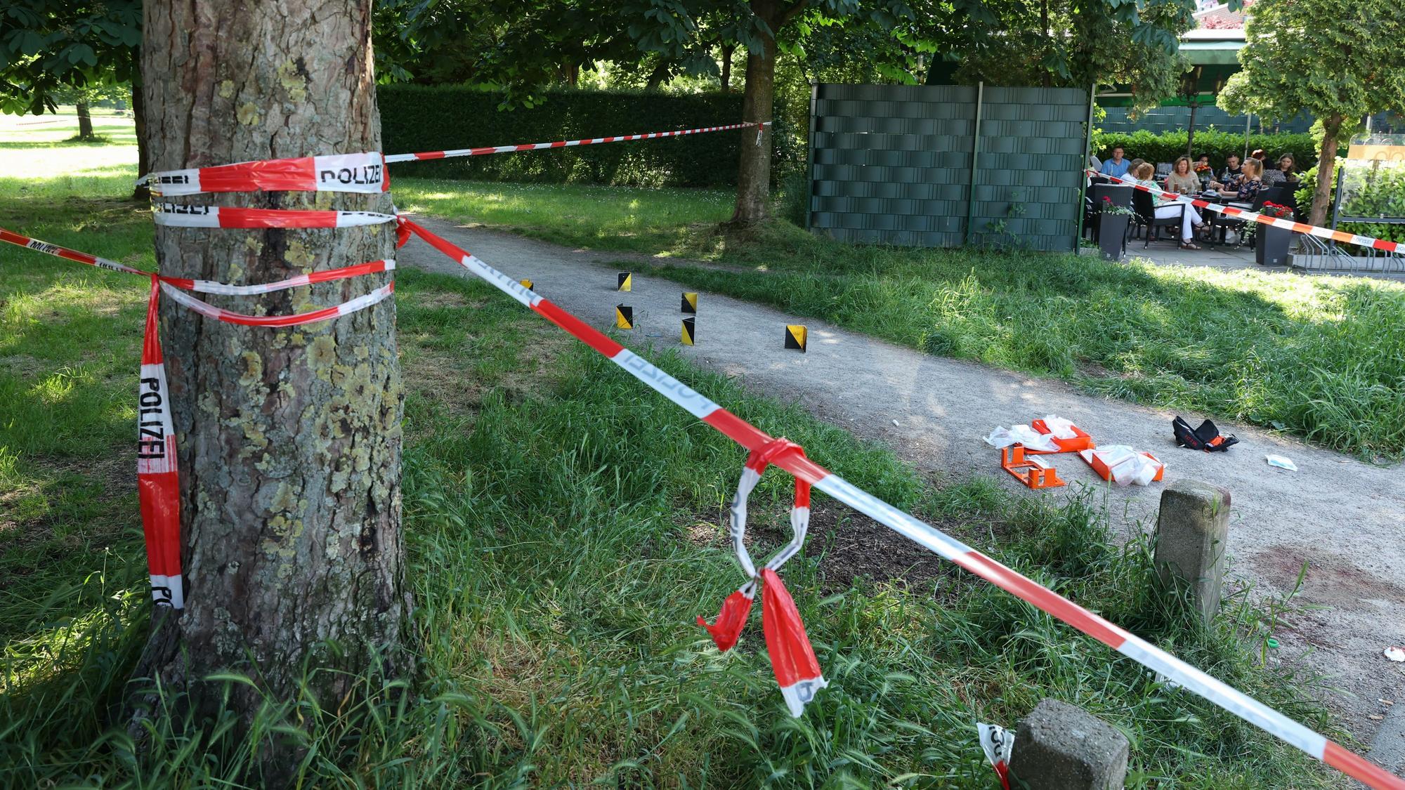 Polizeiabsperrung mit Flatterband direkt neben einem Biergarten am Clevischen Ring in Mülheim.