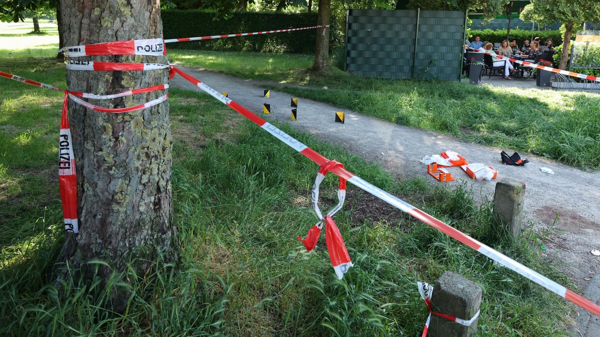 Mai 2023: Die Polizei sicherte Spuren des Verbrechens im Böcking-Park. Daneben saßen Menschen im Brauhaus. (Archivbild)