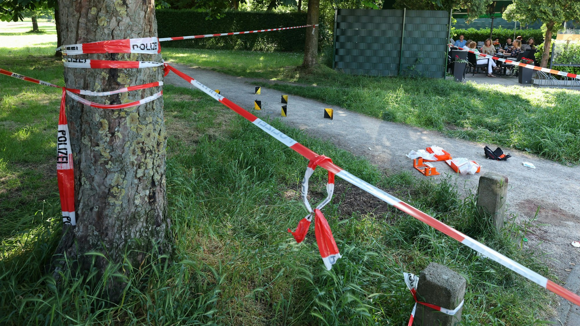 Mai 2023: Die Polizei sicherte Spuren des Verbrechens im Böcking-Park. Daneben saßen Menschen im Brauhaus. (Archivbild)
