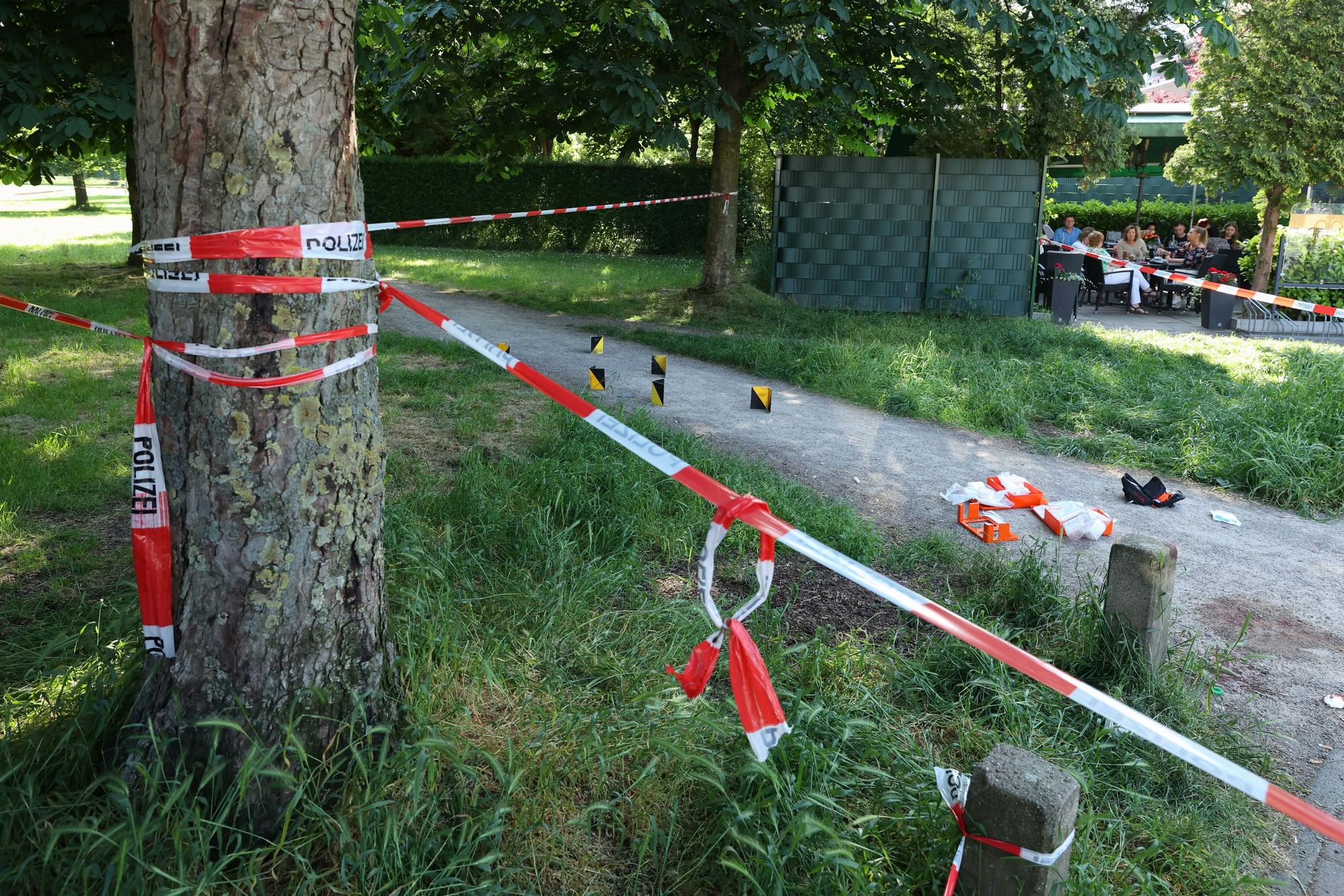 Mai 2023: Die Polizei sicherte Spuren des Verbrechens im Böcking-Park. Daneben saßen Menschen im Brauhaus.