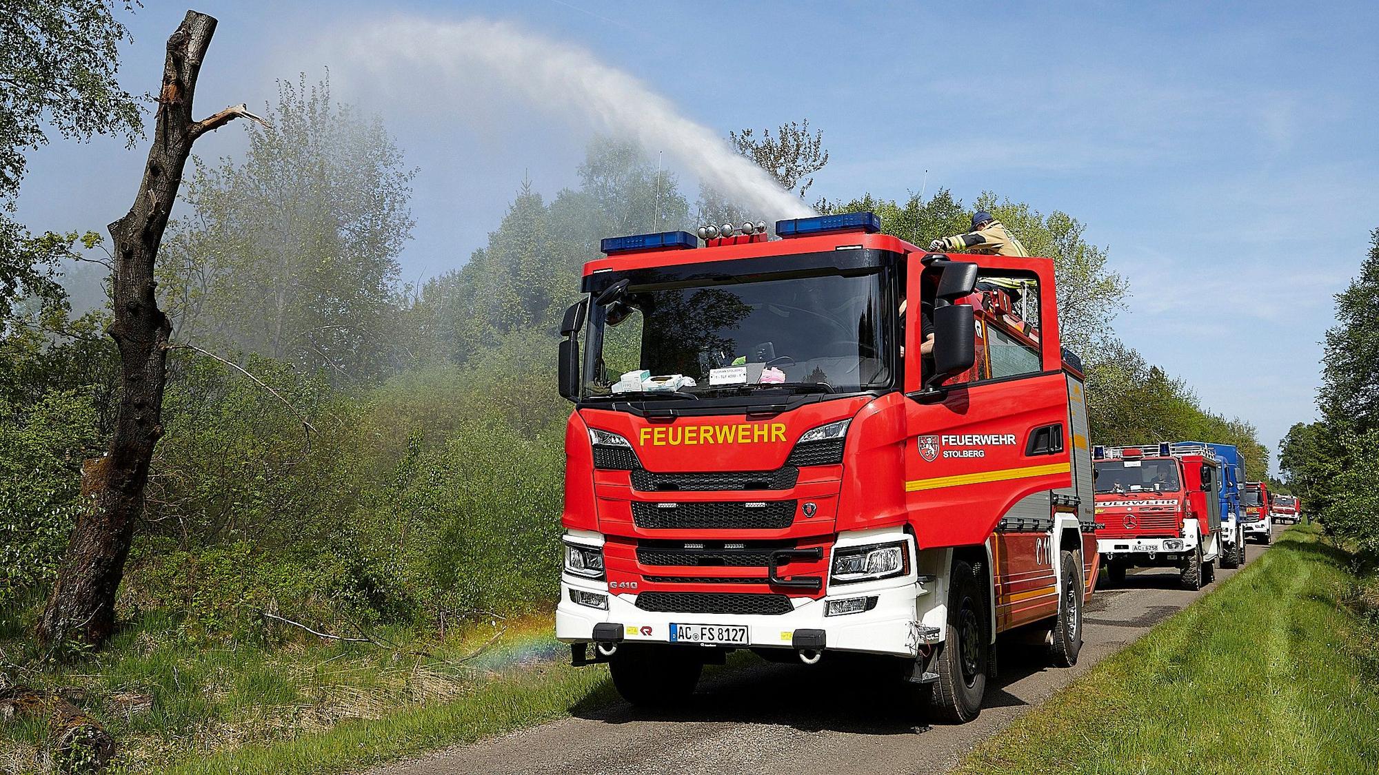 Mit einem Großaufgebot an Einsatzkräften waren die belgische und deutsche Feuerwehr gemeinsam im Venn unterwegs, um einen Oberflächenbrand zu löschen. Einsatzkräfte aus Stolberg waren mit der Löschkanone im Einsatz