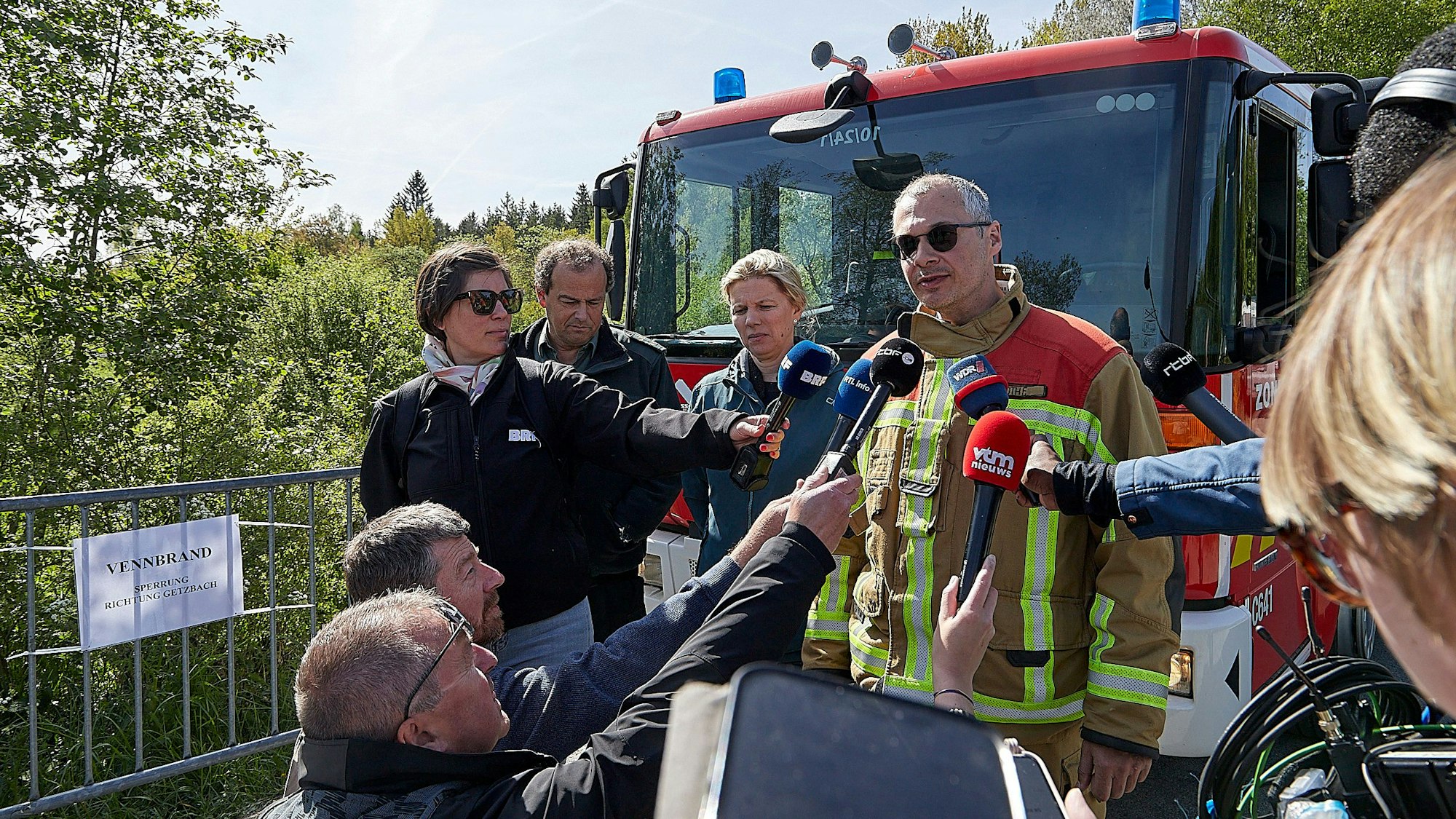 Mit einem Großaufgebot an Einsatzkräften waren die belgische und deutsche Feuerwehr gemeinsam im Venn unterwegs, um einen Oberflächenbrand zu löschen. Pressekonferenz mit Einsatzleiter Francis Cloth, Bürgermeisterin von Eupen Claudia Nießen und René Dahmen, Leiter Forstamt Elsenborn.