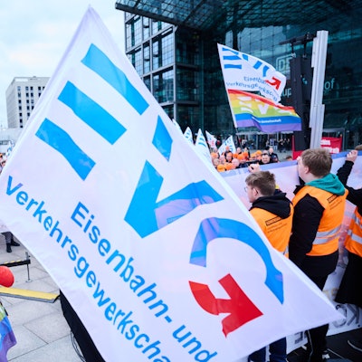 Demonstrierende der Eisenbahn- und Verkehrsgewerkschaft (EVG) protestieren Mitte März in Berlin. Seit Monaten herrscht der Tarifstreit, nun soll es neue Verhandlungsrunden geben, aber auch neue Streiks sind nicht ausgeschlossen.