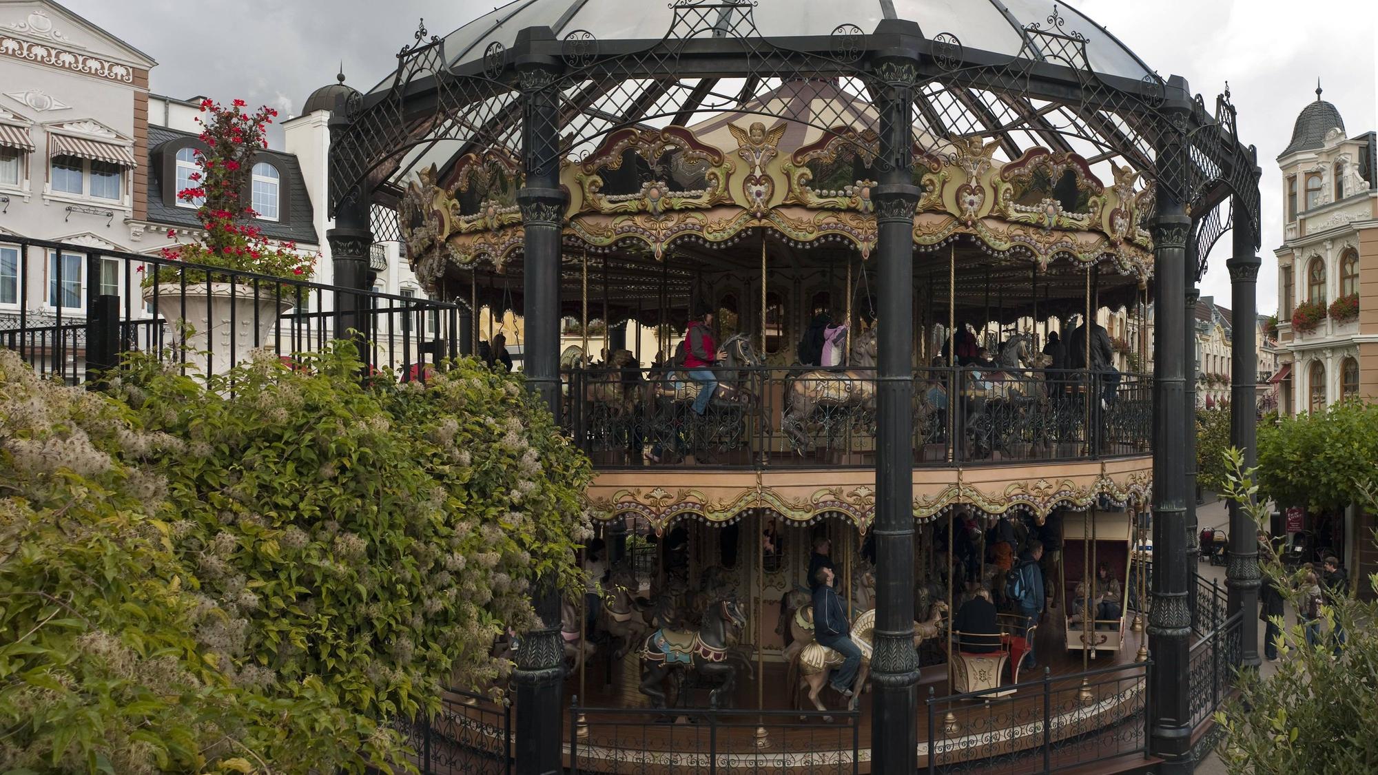 Blick auf das Pferdekarussell im Phantasialand.