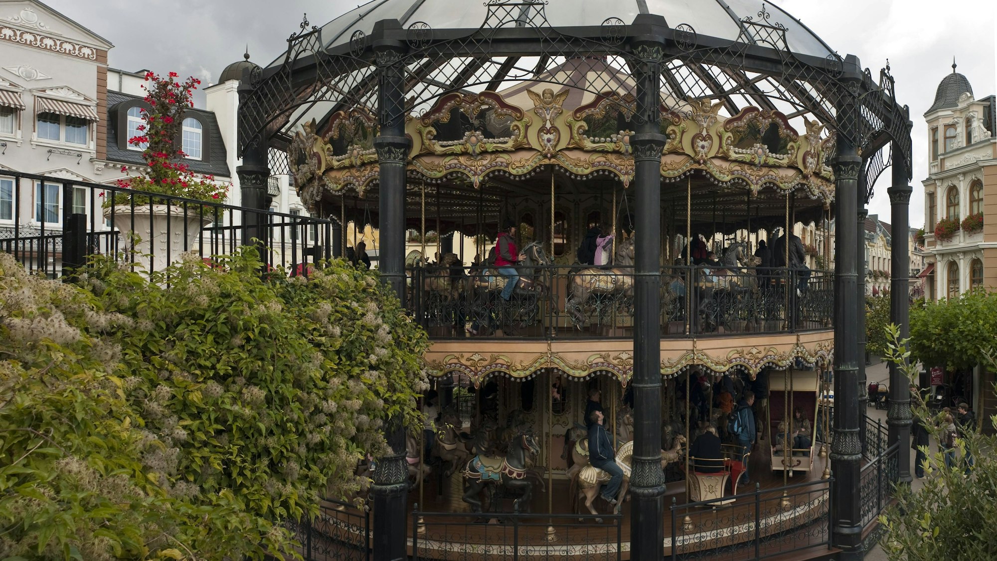 Blick auf das Pferdekarussell im Phantasialand.