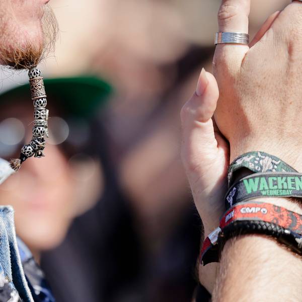 Ein Festival-Besucher klatscht während eines Auftritts beim Wacken Open Air.