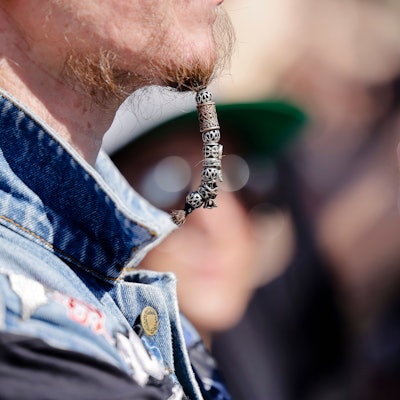 Ein Festival-Besucher klatscht während eines Auftritts beim Wacken Open Air.