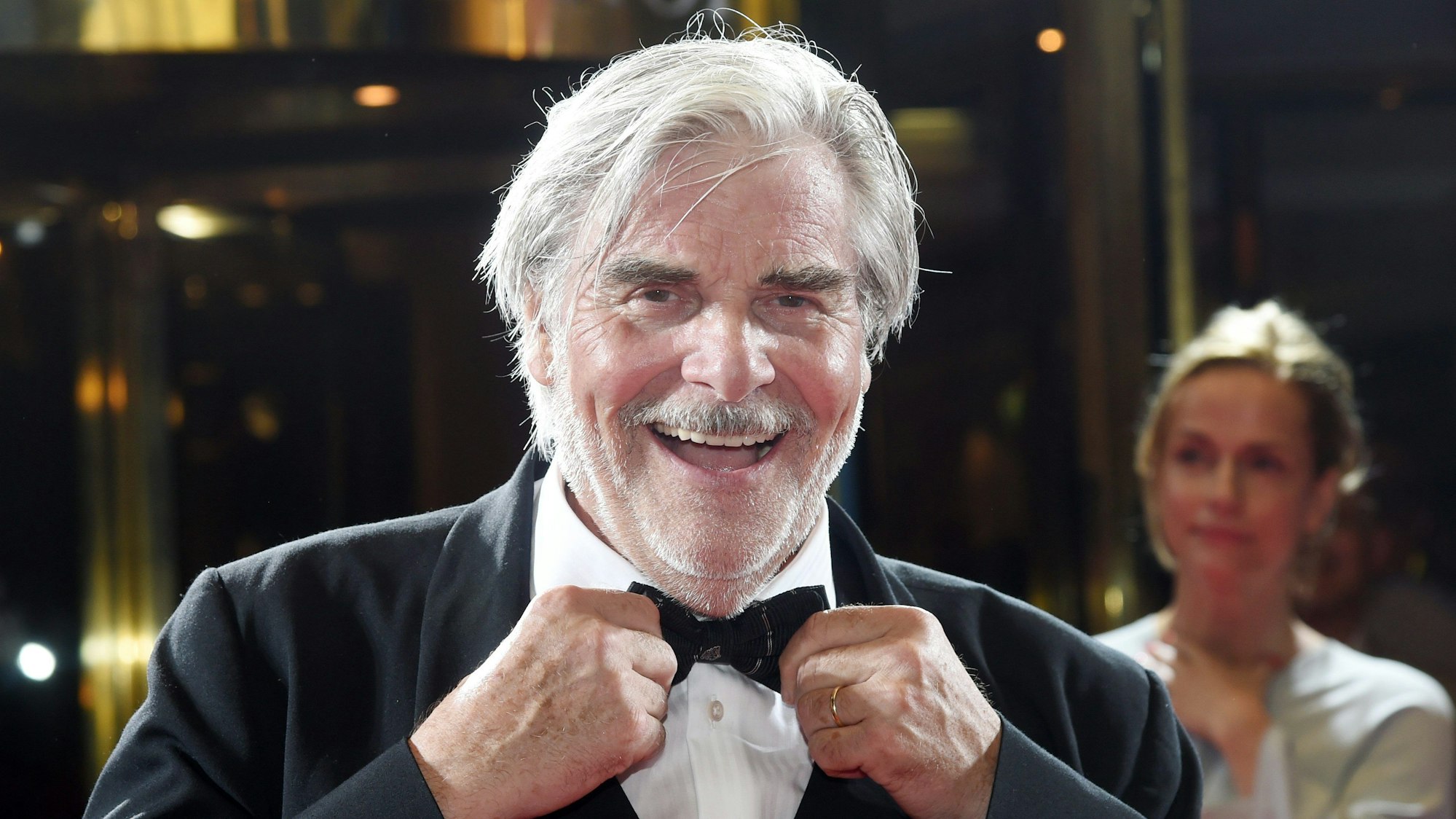 Peter Simonischek lächelt in die Kamera