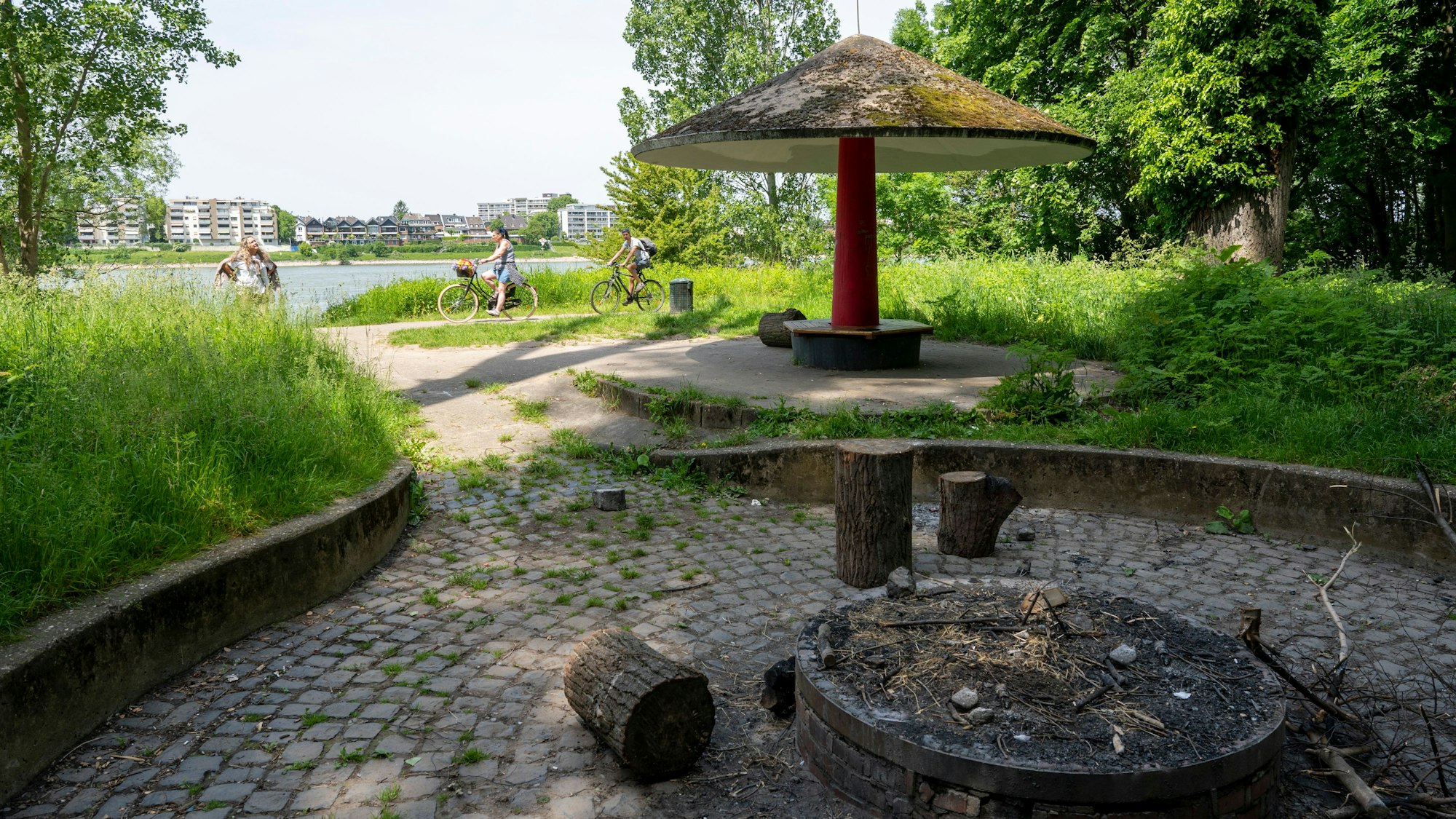 Der Grillplatz südlich der Groov in Porz liegt am Rhein.