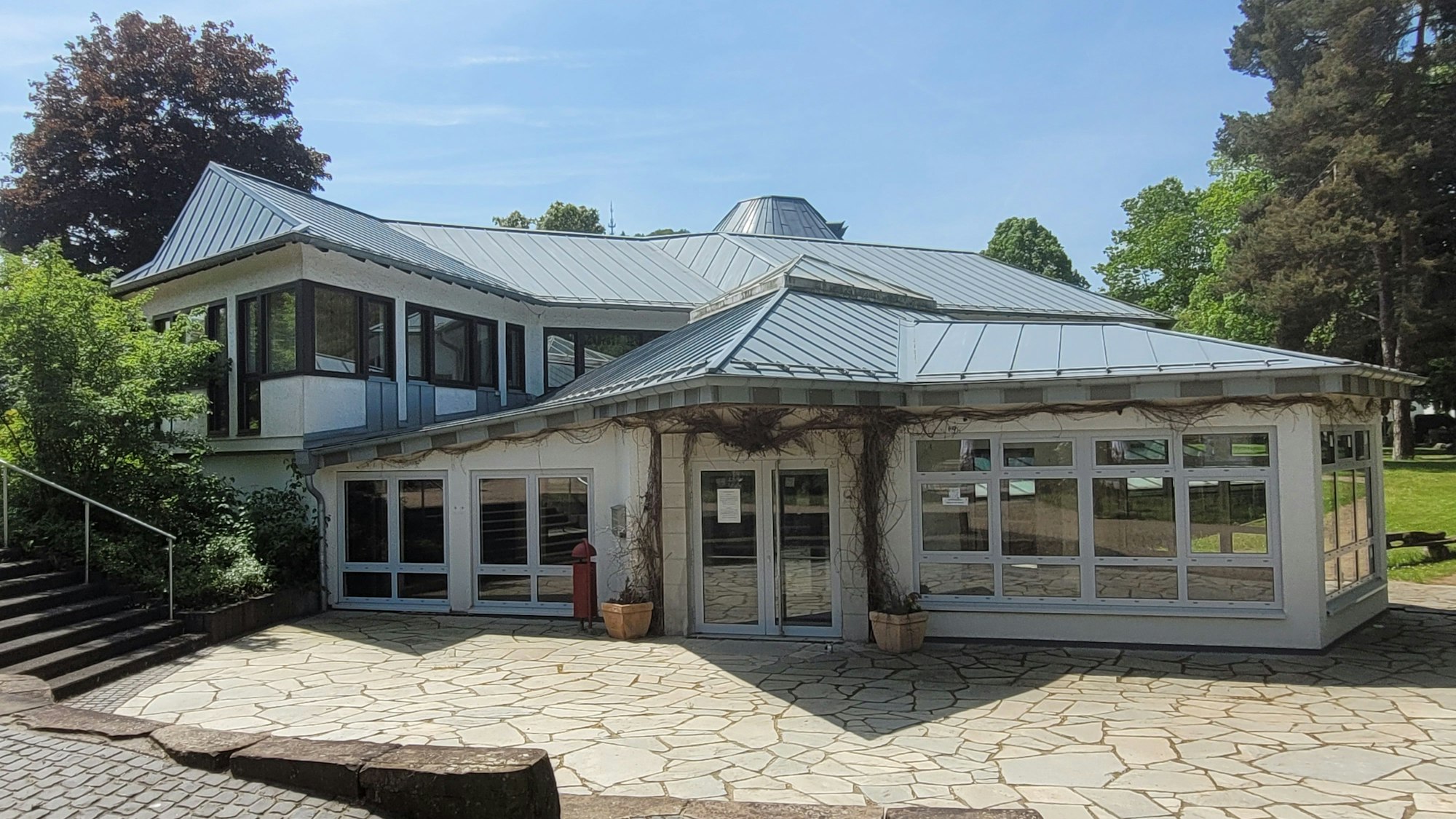 Das Gebäude des ehemaligen Nationalparktors am Kurpark in Gemünd.