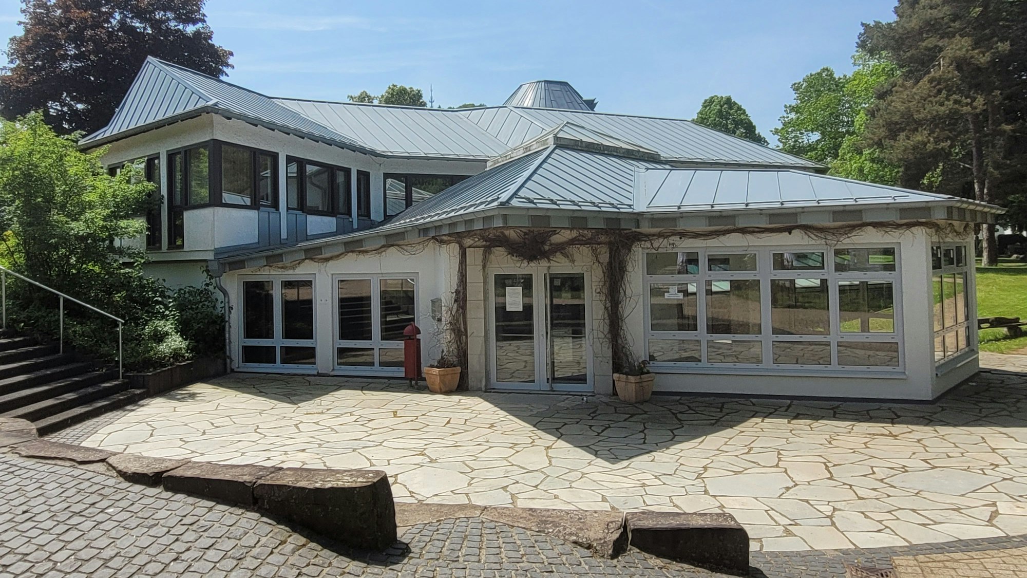 Das Bild zeigt das ehemalige Nationalparktor in Gemünd, das von der Flut zerstört wurde.