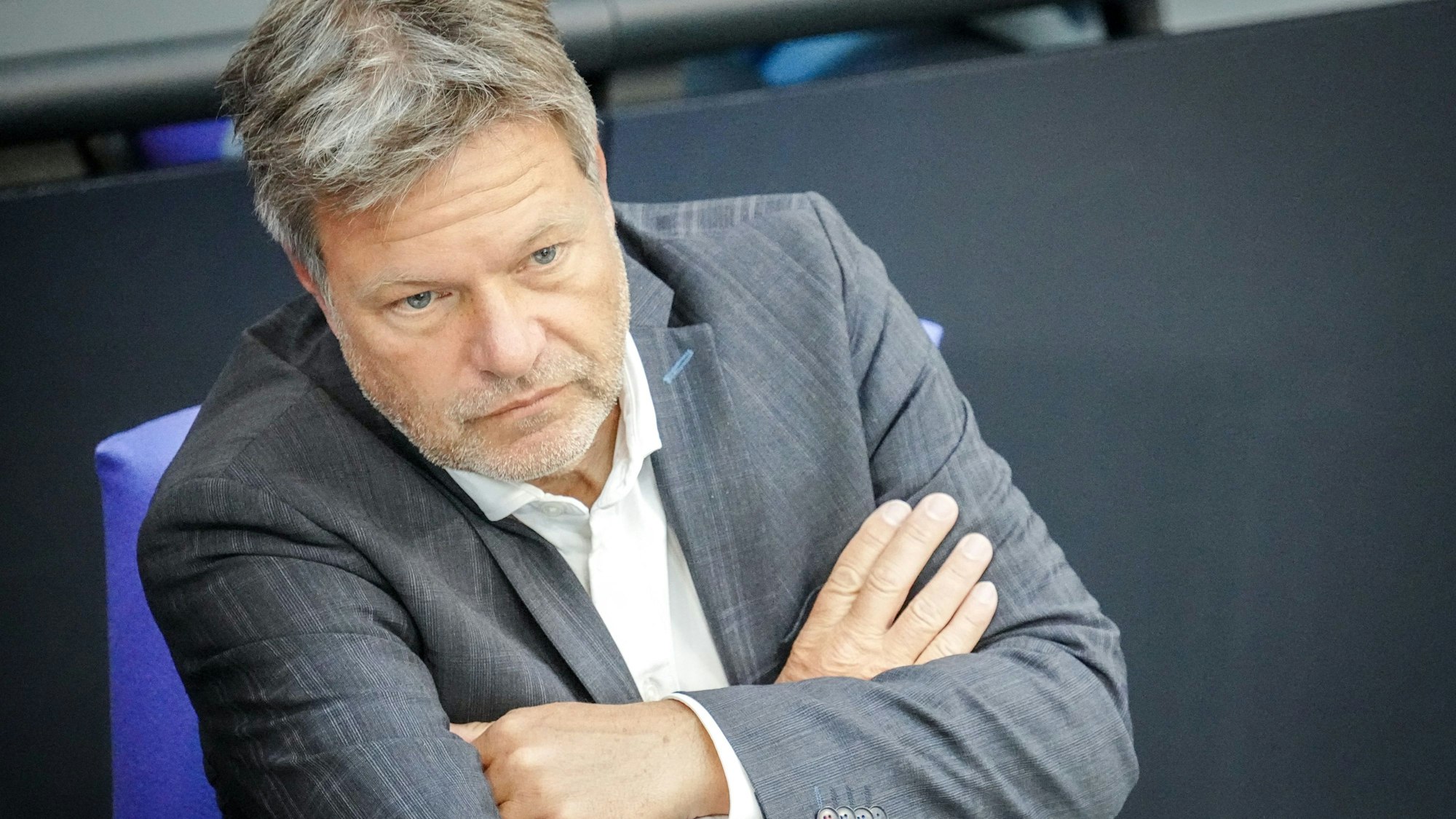 25. Mai 2023, Berlin: Robert Habeck (Bündnis 90/Die Grünen), Bundesminister für Wirtschaft und Klimaschutz, nimmt an der Sitzung des Bundestags mit der ersten Lesung des Gesetzes zur Steigerung der Energieeffizienz teil.