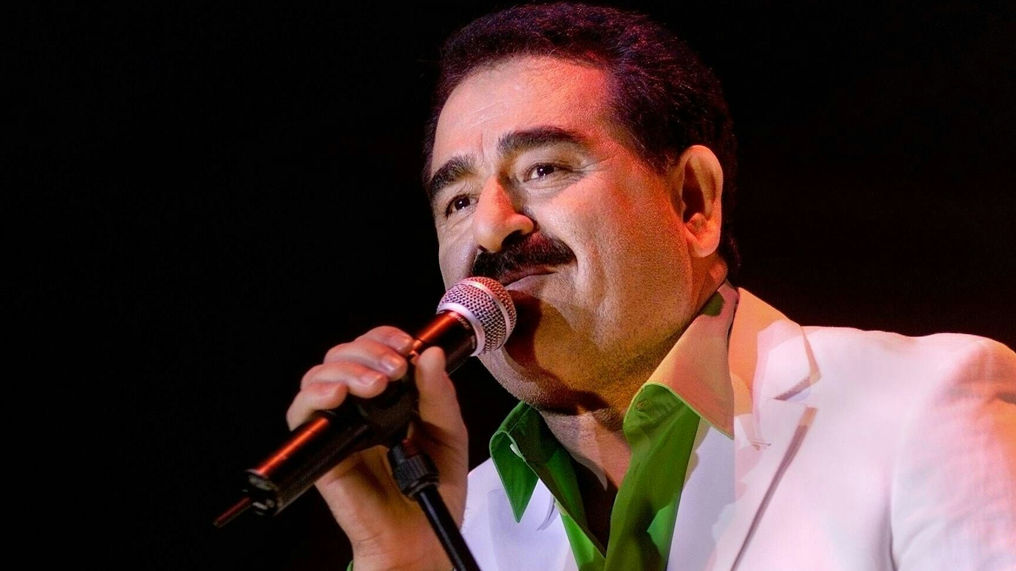 Ibrahim Tatlises mit Mikro.