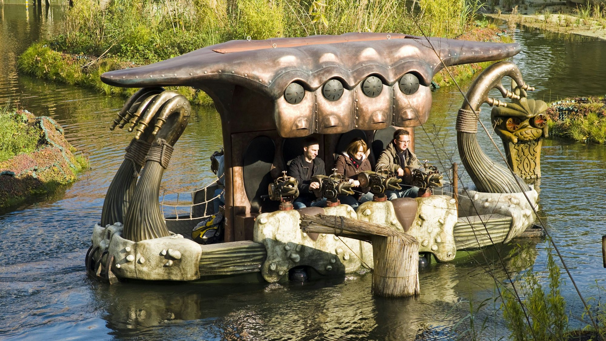 Fahrgäste im Wakobato im Phantasialand.