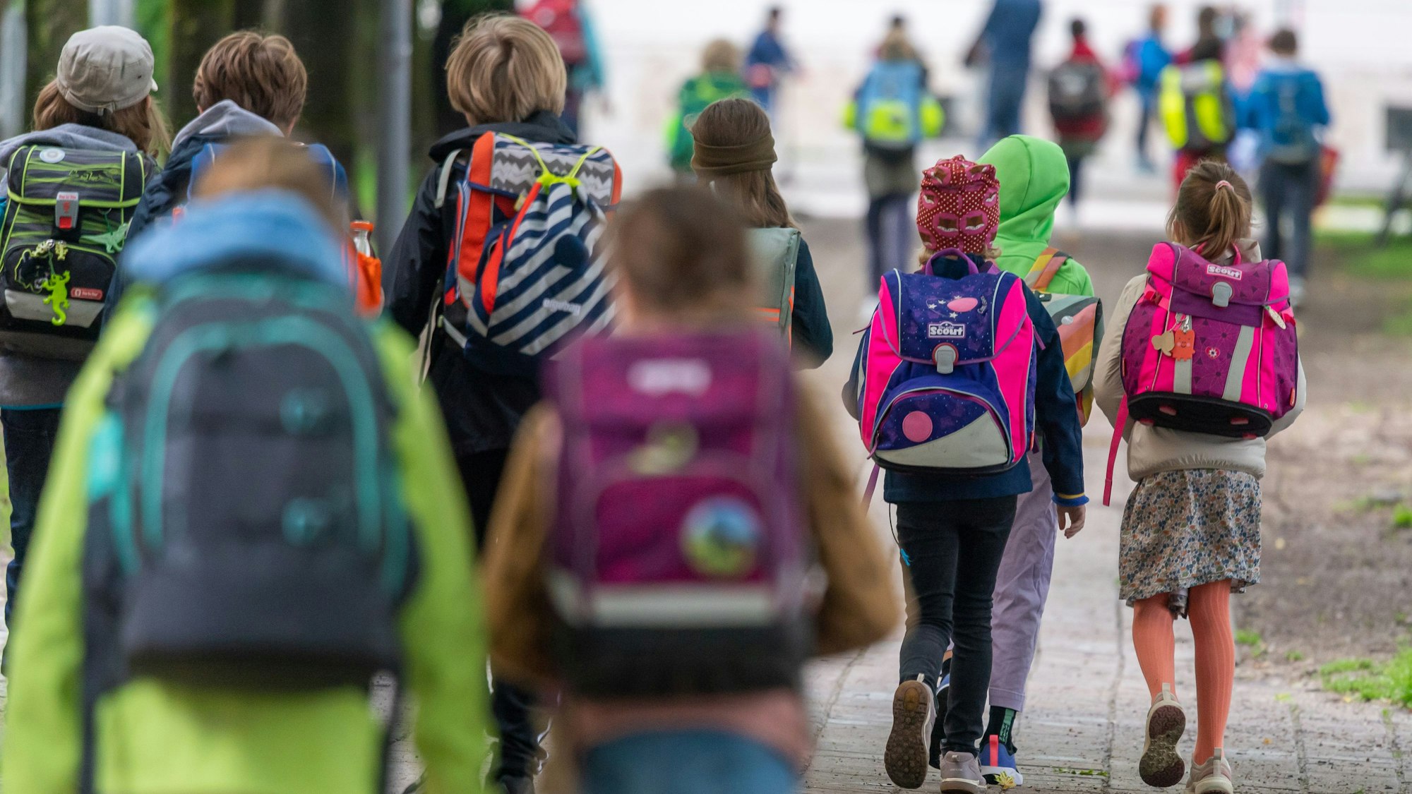 Schulkinder gehen in die Schule.