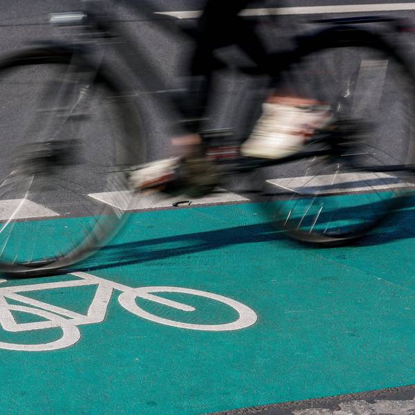 Eine Radfahrerin fährt über einen grün eingefärbten Radweg.