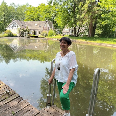 Der vom Wahnbach gespeiste Mühlteich an der Altenhofer Mühle wurde zum Schwimmteich umfunktioniert, berichtet Besitzerin Elisabeth Diederichs.