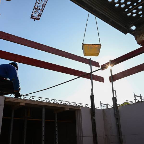 Auf einer Baustelle in Stuttgart für Wohnungen und Sozialwohnungen arbeiten Bauarbeiter am Rohbau.