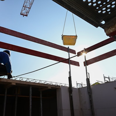 Auf einer Baustelle arbeiten Bauarbeiter am Rohbau.