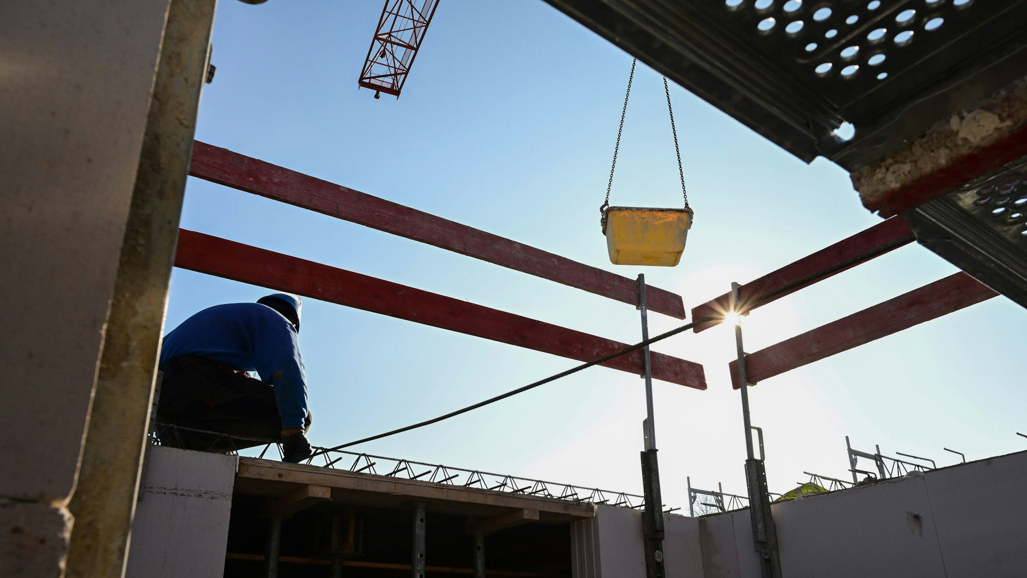 Auf einer Baustelle arbeiten Bauarbeiter am Rohbau.