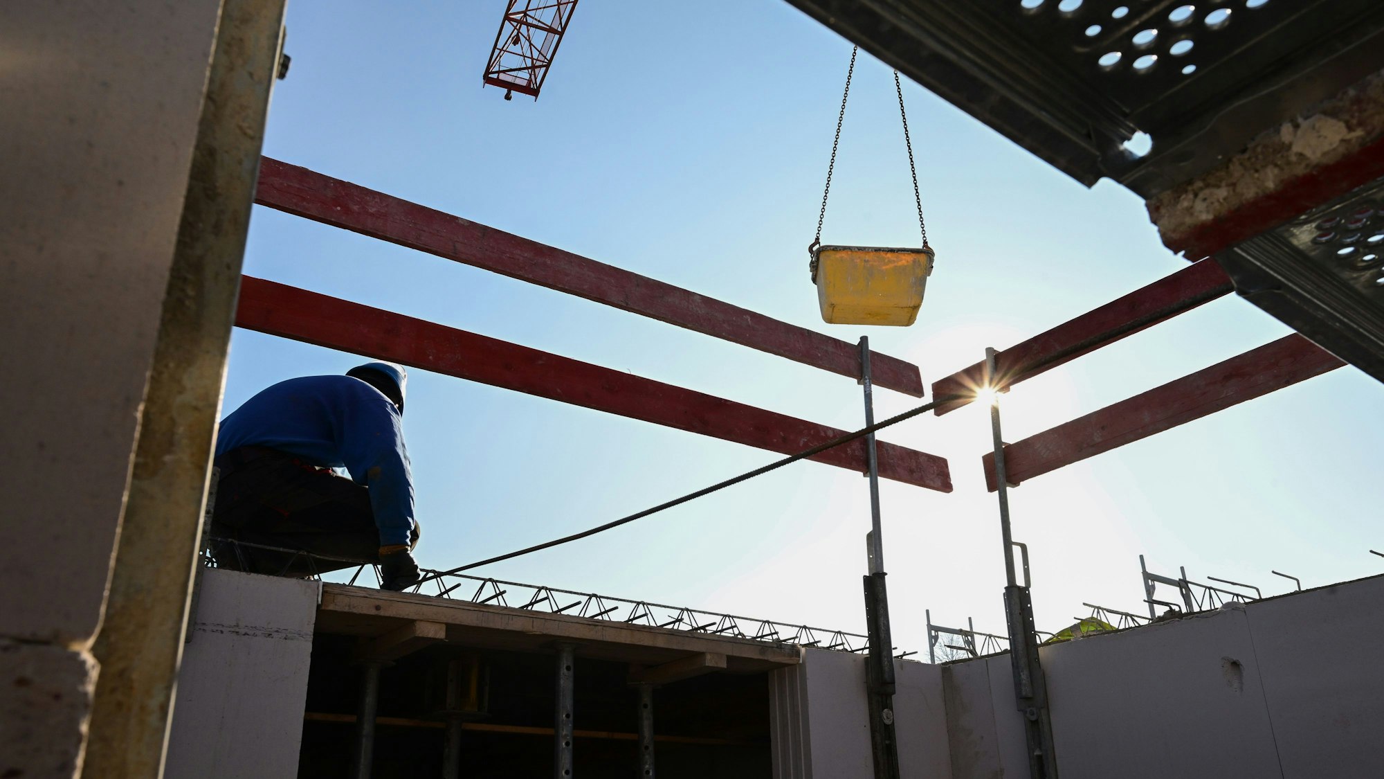 Auf einer Baustelle in Stuttgart für Wohnungen und Sozialwohnungen arbeiten Bauarbeiter am Rohbau.