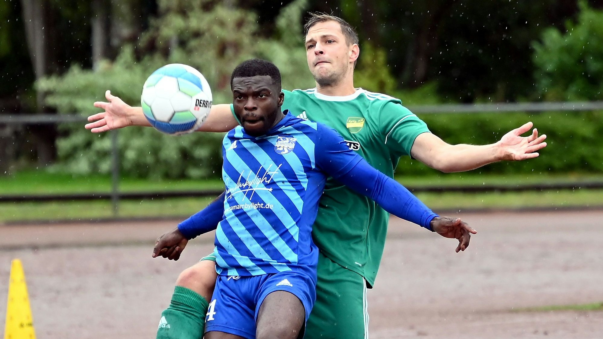 18.09.2022, Fussball-FC Leverkusen - Köln Flittard
vorne: Aristote Mambasa (Leverkusen)
hinten: Adis Muzurovic (Flittard)
Foto: Uli Herhaus