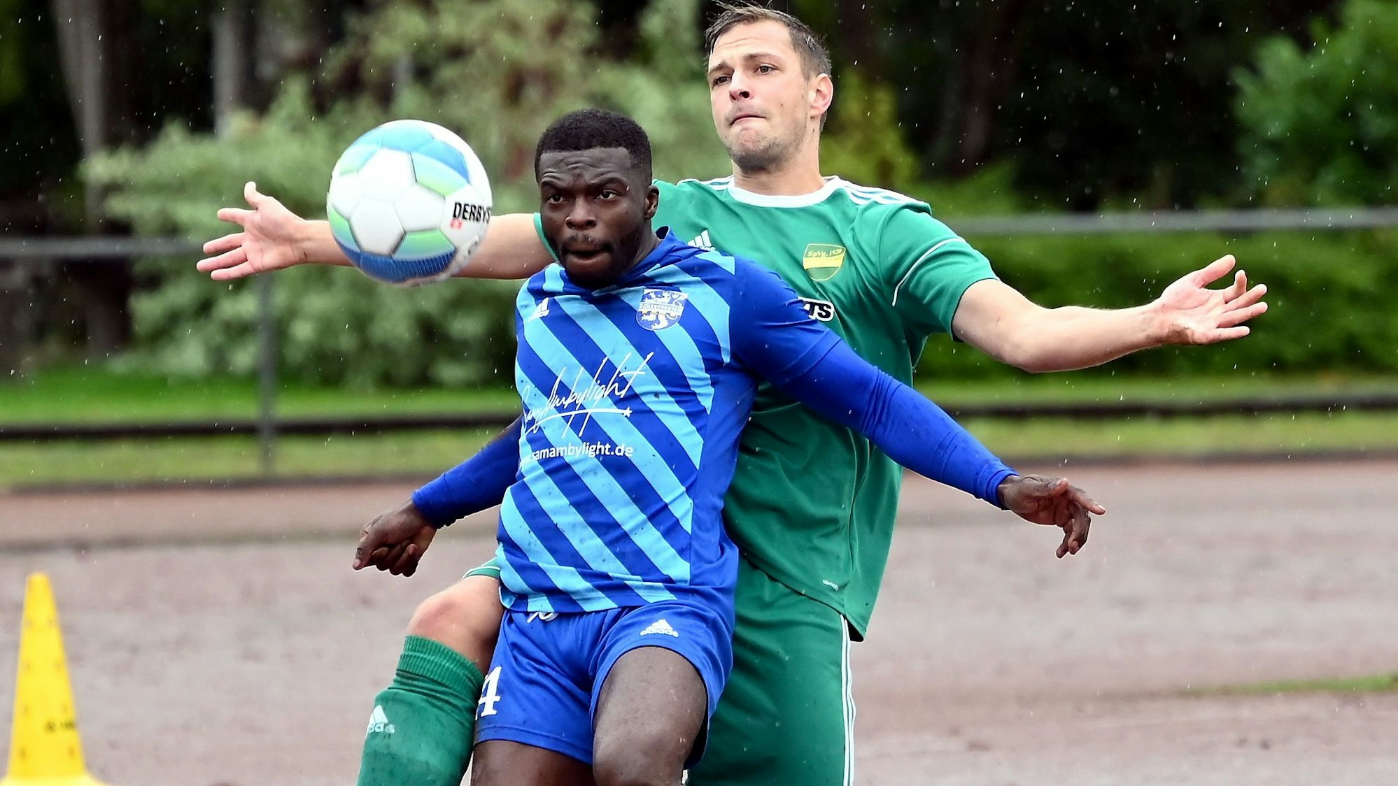 18.09.2022, Fussball-FC Leverkusen - Köln Flittard
vorne: Aristote Mambasa (Leverkusen)
hinten: Adis Muzurovic (Flittard)
Foto: Uli Herhaus