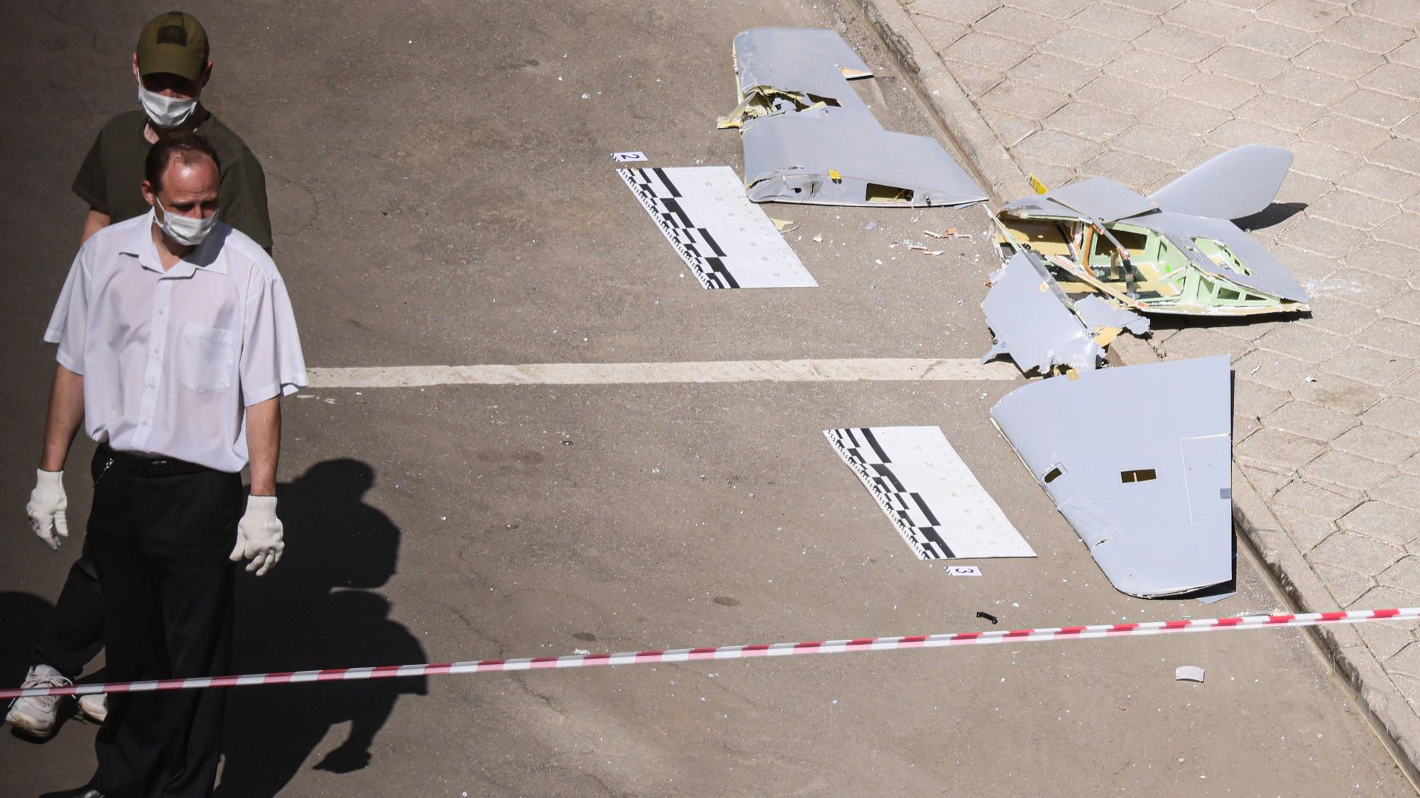 Russische Ermittler sichern Teile einer der Drohnen, die am Dienstagmorgen über der russischen Hauptstadt Moskau abgeschossen wurden. Der Kreml sieht die Verantwortung für den Angriff in der Ukraine.