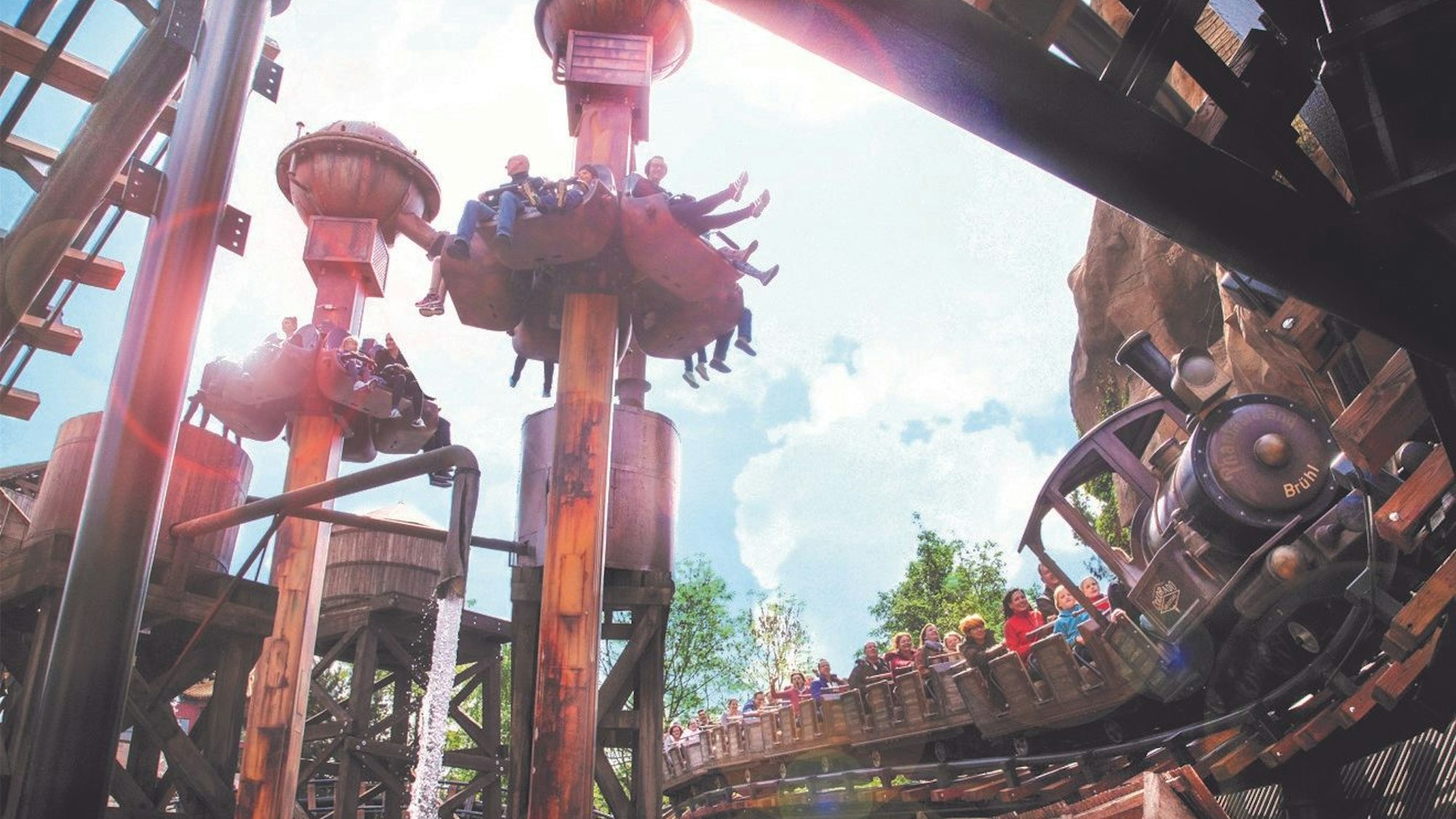 Die Gondeln des Tikal im Phantasialand werden an den Türmen in die Höhe gezogen und dann wieder fallen gelassen.