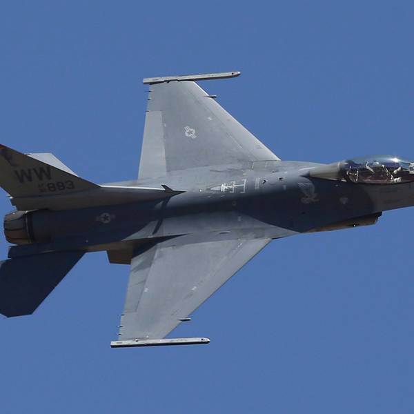 Ein US-Kampfflugzeug vom Typ F-16 fliegt am Himmel.
