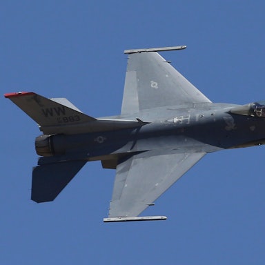 Ein US-Kampfflugzeug vom Typ F-16 fliegt am Himmel.