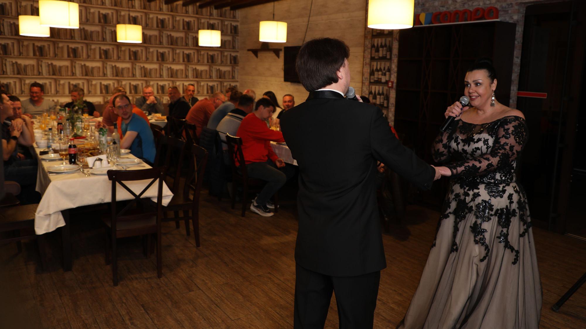 Opernsänger treten zum Empfang des Hilfskonvois aus Bergisch Gladbach beim Abendessen in Butscha auf.