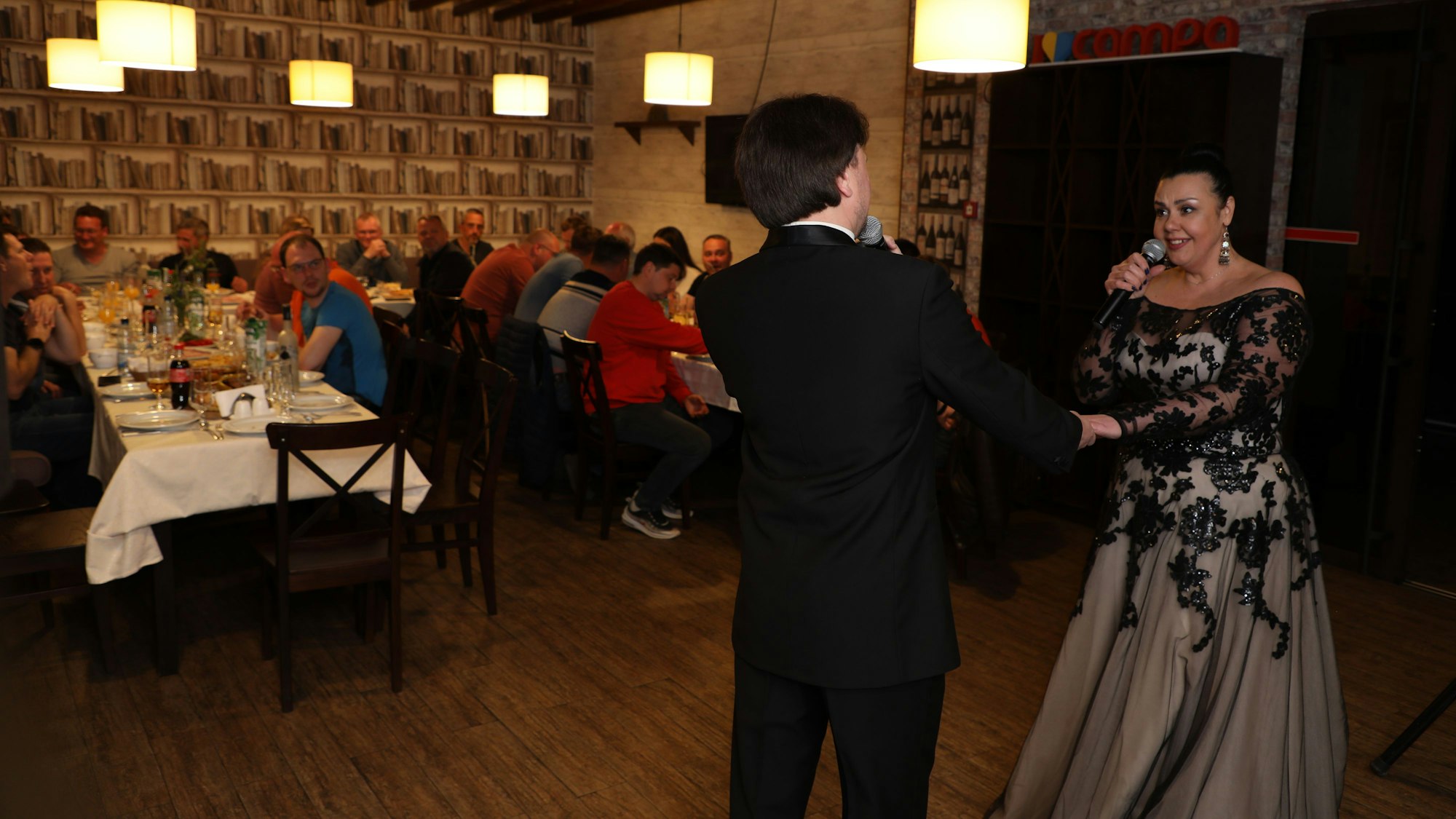 Opernsänger treten zum Empfang des Hilfskonvois aus Bergisch Gladbach beim Abendessen in Butscha auf.