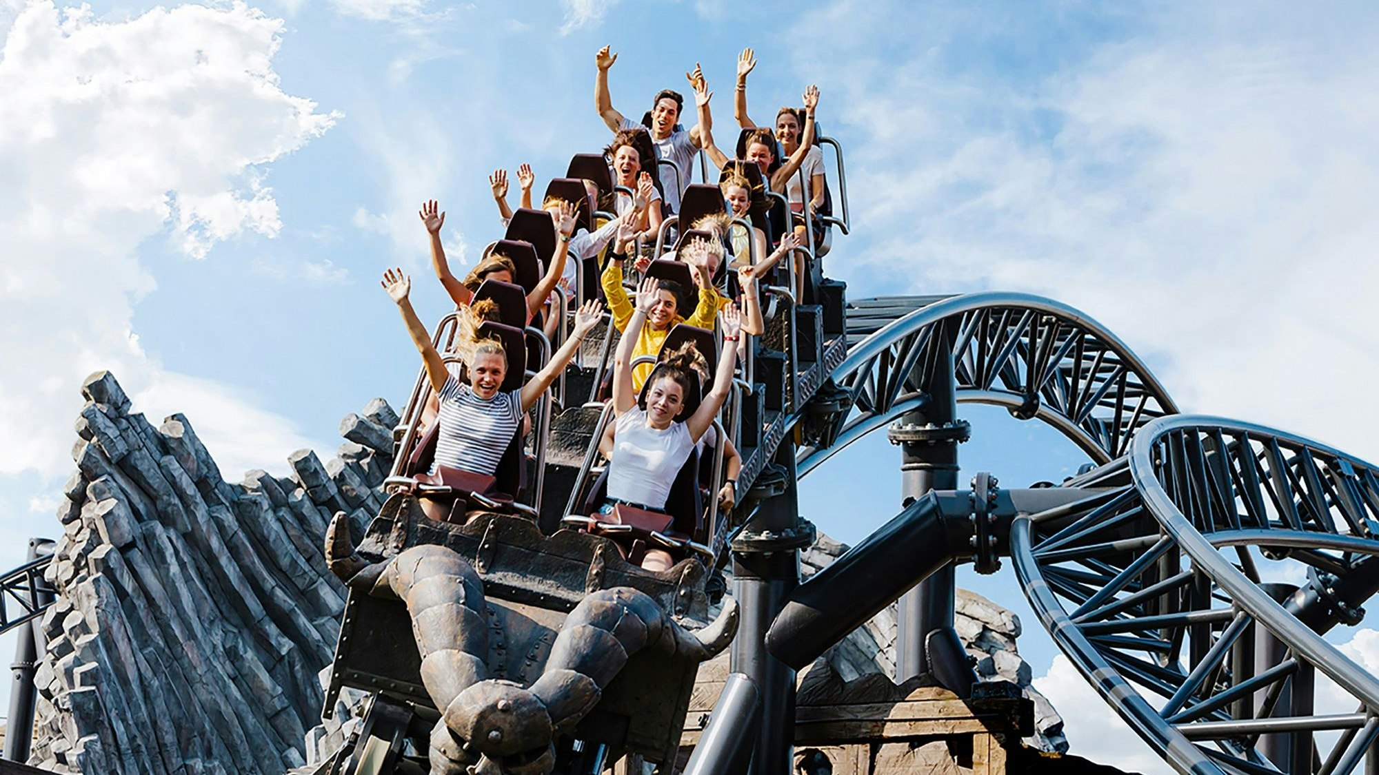 Fahrgäste im Multi-Launch-Coaster Taron im Phantasialand.