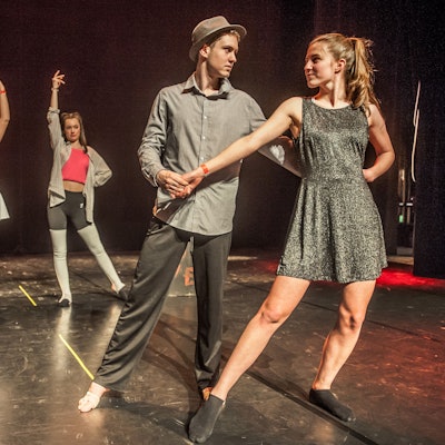 Tänzer des Theaterstücks „Move“ auf der Bühne im Erholungshaus Leverkusen