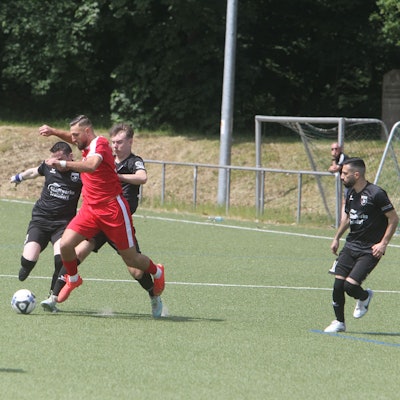 Torschütze Elon Stojkaj (vorne) setzt sich gegen die Troisdorfer Abdullah Oymak (links) und Daniel Lasco durch.