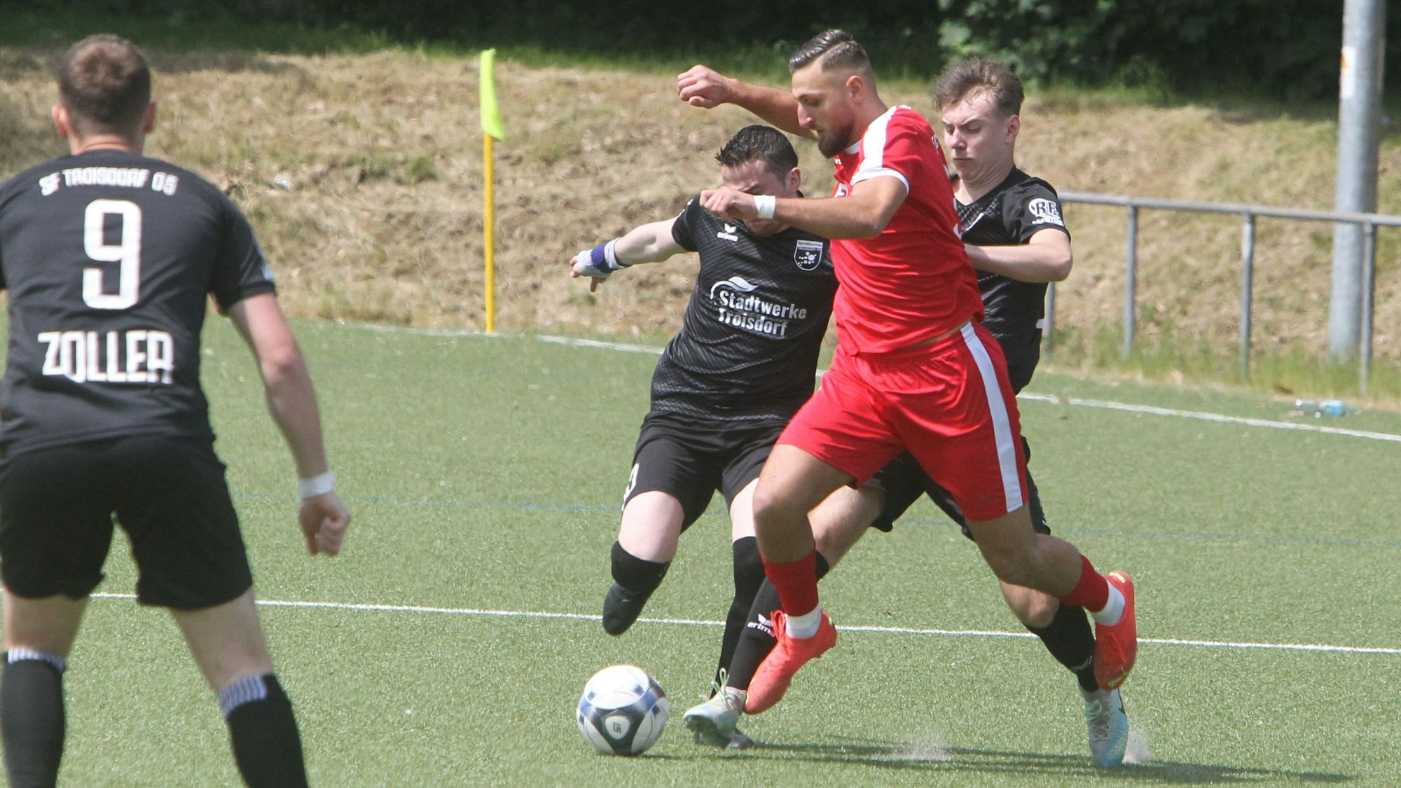 Torschütze Elon Stojkaj (vorne) setzt sich gegen die Troisdorfer Abdullah Oymak (links) und Daniel Lasco durch.