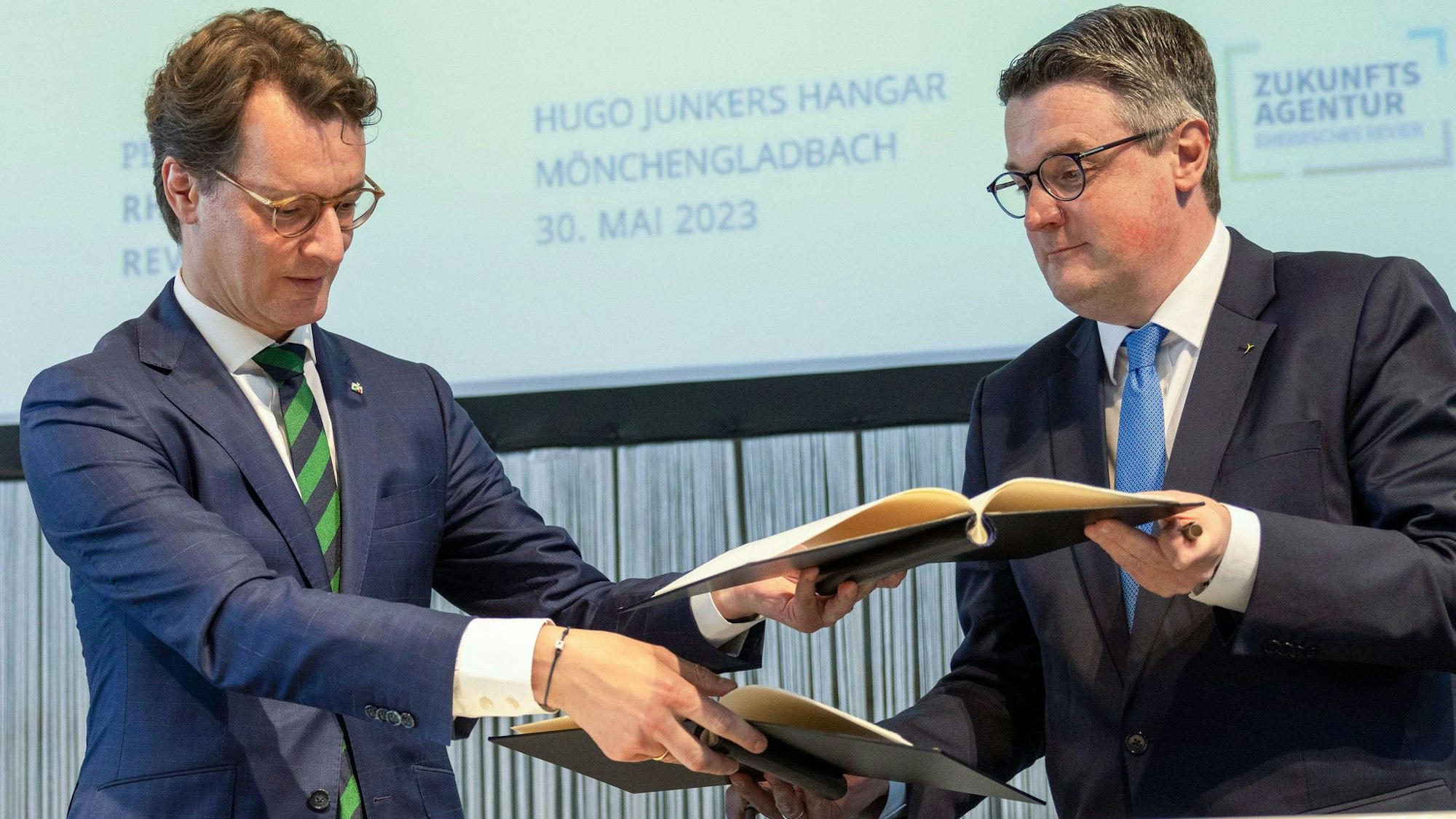 30.05.2023, Nordrhein-Westfalen, Mönchengladbach: Hendrik Wüst (CDU, l), Ministerpräsident von Nordrhein-Westfalen und Städteregionsrat Dr. Tim Grüttemeier unterzeichnen den Reviervertrag 2.0.