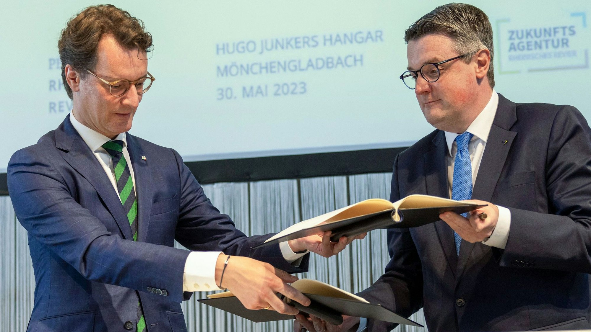 Hendrik Wüst (CDU, l), Ministerpräsident von Nordrhein-Westfalen und Städteregionsrat Tim Grüttemeier unterzeichnen den Reviervertrag 2.0.