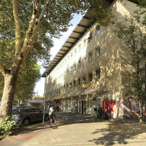 Das Bürogebäude am Ehrenfeldgürtel 125 wird zum Teil noch von der Post genutzt. Es soll erweitert und zu Wohnungen und einem Hotel umgebaut werden. Foto: Rösgen