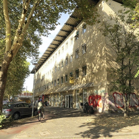 Das Bürogebäude am Ehrenfeldgürtel 125 wird zum Teil noch von der Post genutzt. Es soll erweitert und zu Wohnungen und einem Hotel umgebaut werden. Foto: Rösgen