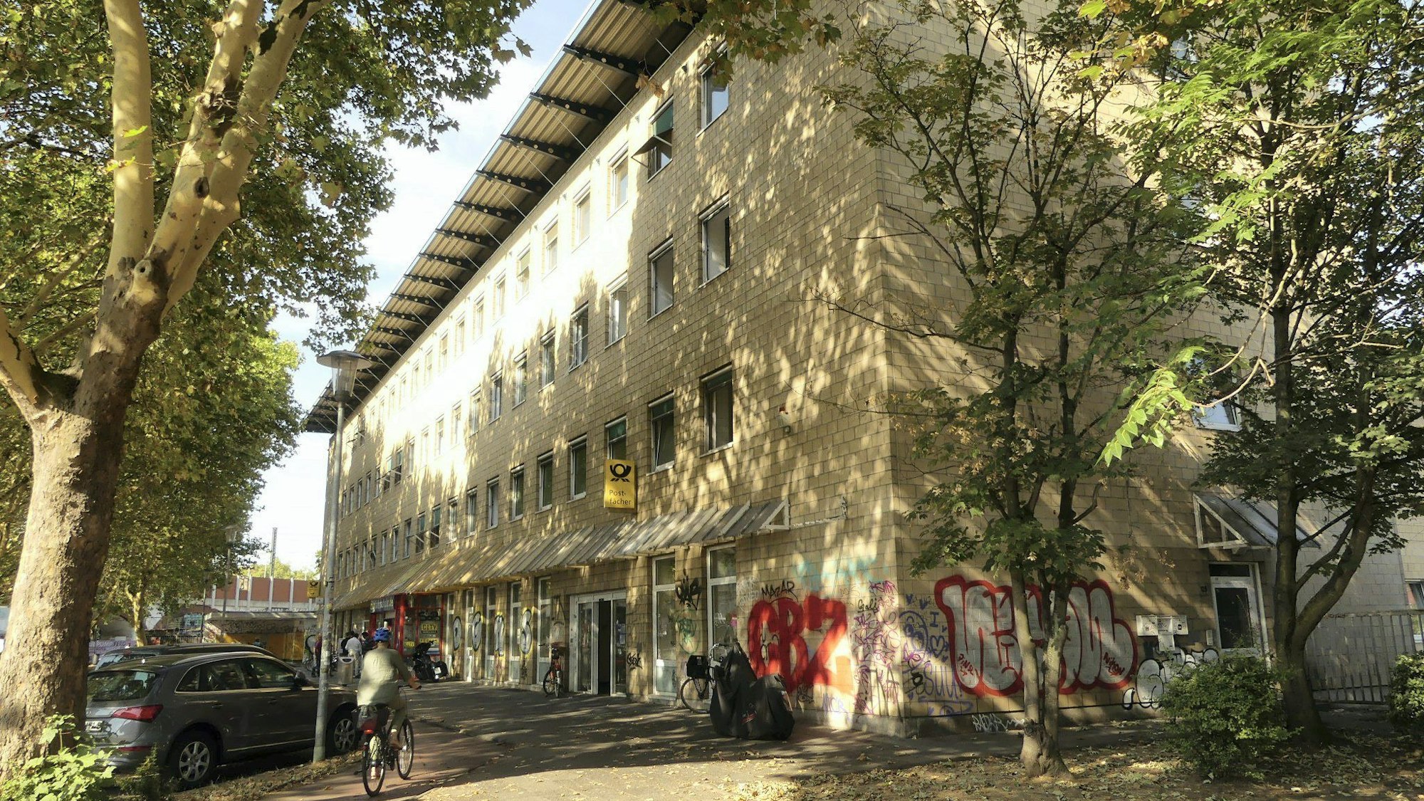Das Bürogebäude am Ehrenfeldgürtel 125 wird zum Teil noch von der Post genutzt. Es soll erweitert und zu Wohnungen und einem Hotel umgebaut werden. Foto: Rösgen