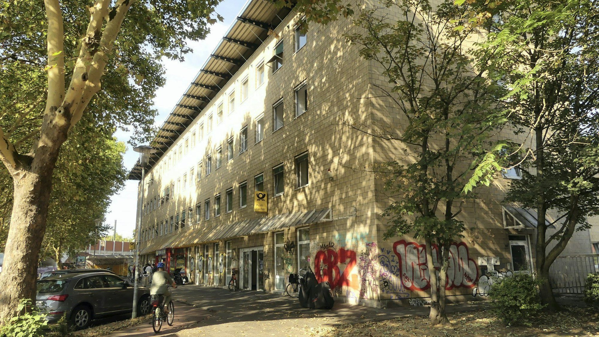 Das Bürogebäude am Ehrenfeldgürtel 125 wird zum Teil noch von der Post genutzt. Es soll erweitert und zu Wohnungen und einem Hotel umgebaut werden. Foto: Rösgen